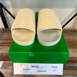 NWT Bottega Veneta Cream Slide Sandals